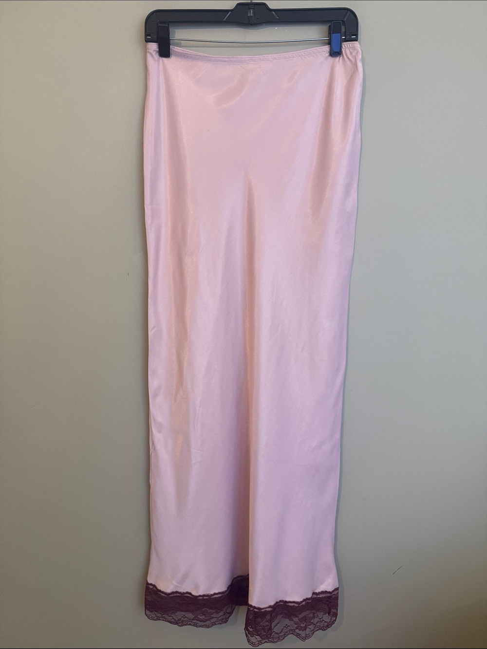 NWOT- Topshop satin bias maxi skirt in pink with burgundy lace, size US 8 - Picture 6 of 12